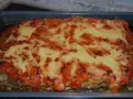 Herzhafte Hackfleischpizza vom Blech, wie von Landfrauen gemacht, mit geschmolzenem Käse und Tomatensoße.