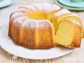 Ein goldbrauner Gugelhupf, bestäubt mit Puderzucker. Dieser Kuchen mit vielen Eiern duftet herrlich und ist bereit zum Genießen.