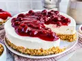 Ein köstlicher, schneller Kuchen ohne Backen mit Kirschen und cremigem Frischkäse auf Keksboden. Perfekt für heiße Tage!