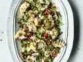 Gegarter Blumenkohlsalat mit Granatapfelkernen und Kräutern, inspiriert von leckeren gekochter blumenkohlsalat rezepte.