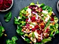 Ein bunter, traditioneller Rote Bete Salat mit Birne, Nüssen und frischem Grün.