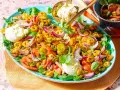 Tortellini-Salat mit Tomaten, Oliven, Zwiebeln und Burrata – die besten Salate zur Party.