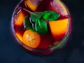 Erfrischende Sangria mit Orangen, Zitronen und Minze. Ein perfektes Sangria Rezept für heiße Tage.
