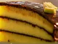 Ein saftiges Stück schoko zitronen kuchen mit Schokoladenglasur und einem Limettenschnitz.