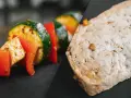 Gemüse-Spieß mit mariniertem Tofu und ein Stück Tofu. So einfach ist es, was ist tofu!