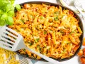 Leckerer Nudelauflauf ohne Vorkochen, goldbraun überbacken mit Käse und frischen Kräutern. Ein schnelles Gericht für jeden Tag.