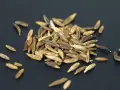 Ein Haufen brauner Kümmelsamen auf schwarzem Hintergrund. Was ist Cumin? Das sind diese Samen, die Gerichten ein würziges Aroma verleihen.