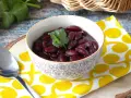 Schüssel mit Kidneybohnen, garniert mit Koriander. Sind Kidneybohnen gesund? Ja, sie sind eine tolle Proteinquelle!