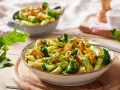 Leckere Penne mit Hähnchen, Brokkoli und Mais in cremiger Kräutersauce – ein ideales Gericht für gesunde Rezepte zum Abnehmen.