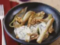 Gebratener Chicorée mit Gorgonzola und Walnüssen, eine italienische Köstlichkeit.