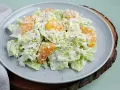 Frischer Chinakohlsalat mit saftigen Mandarinenstücken, cremig angemacht und mit Pfeffer bestreut. Ein leichter Genuss!