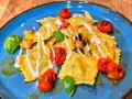 Ravioli mit Kirschtomaten und Basilikum, ein köstliches Beispiel für italienische Pasta Rezepte vegetarisch.