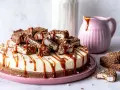Ein cremiger Käsekuchen, dekoriert mit karamellisierten Maxi King Stücken und Karamellsauce. Ein Traum für jeden Kuchenliebhaber!