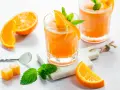 Erfrischender Aperol mit Orangensaft, garniert mit frischer Minze und Orangenspalten. Perfekt für einen sonnigen Nachmittag.