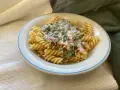 Fusilli-Pasta mit einer cremigen Sauce aus Erbsen und Speck, ein klassisches italienisches Gericht.