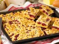 Omas Kirschkuchen vom Blech, saftig mit Streuseln und vielen Kirschen. Ein Klassiker, der immer schmeckt.