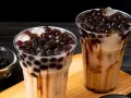 Zwei leckere Bubble Teas mit braunen Perlen und Karamellsauce. Perfekt, wenn du Lust hast, Bubble Tea Perlen selber machen.