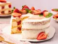Eine köstliche Erdbeer Rhabarber Torte mit frischen Früchten und Sahne.
