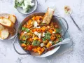 Herzhaftes Gericht mit Bohnen, Karotten und Süßkartoffeln, perfekt für Camping-Rezepte mit wenig Zutaten. Mit Feta und Brot serviert.