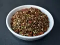 Eine Schale mit Zatar, einer aromatischen Gewürzmischung aus Kräutern, Sesam und Sumach.