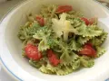Farfalle Salat mit Pesto, Kirschtomaten und Parmesan. Ein köstliches Gericht, das Lust auf mehr macht.