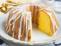 Ein saftiger Gugelhupf, verziert mit einem weißen Zuckerguss, der an Vanillepudding erinnert. Perfekt für jeden Anlass!