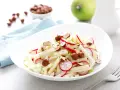 Frischer Kohlrabi-Apfel-Salat mit Radieschen und Haselnüssen, ein leichter Genuss.