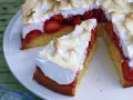 Rhabarber-Baiser-Torte, ein Klassiker der Landfrauen, mit saftigen Erdbeeren und luftigem Baiser.