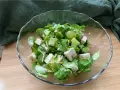 Erfrischender Salat mit grünen Weintrauben, Feta und Gurke in einer Glasschüssel.
