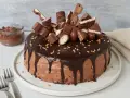 Schokoladentraum: Ein Kuchen, der Lust aufs Backen mit Nutella macht, dekoriert mit vielen Schokoriegeln und Pralinen.