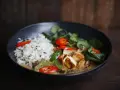 Ein köstliches Curry mit Reis, Tofu, Chilis und frischen Kräutern. Perfekt, um Curry selber machen zu lernen.