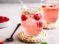Erfrischender wild berry spritz mit spritzenden Himbeeren und Minze.