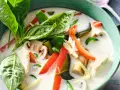 Tom Kha Gai, eine cremige Kokosmilchsuppe mit Hühnchen, Pilzen und Gemüse. Der Unterschied zu Tom Yam Gai liegt in der Kokosmilch.