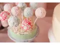 Bunte Cake Pops mit Zuckerstreuseln, perfekt für ein einfaches cake pops rezept.