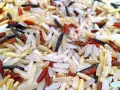 Ein bunter Mix aus weißem, rotem und schwarzem Reis, der an Basmati oder Jasmin Reis erinnert.