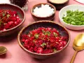 Rote Bete Couscous Salat mit Feta und Petersilie, garniert mit frischen Kräutern. Ein farbenfroher und gesunder Genuss.