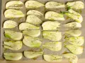 Vorbereiteter Fenchel für den Ofen, mit Olivenöl und Kräutern gewürzt, bereit für ein italienisches Gericht.