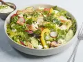 Frischer Salat mit Putenstreifen, Gurken, Radieschen, Tomaten, gelber Paprika und Feta. Dazu ein cremiges Dressing.