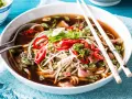 Eine Schüssel dampfendes Pho mit Rindfleisch, Nudeln, Sprossen und Chili. Was ist Pho? Ein aromatisches vietnamesisches Gericht.