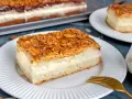 Ein Stück Bienenstich ohne Hefe mit cremiger Füllung und karamellisierten Mandeln. Ein köstliches Rezept für jeden Anlass.