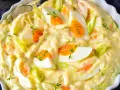 Cremiger Eiersalat mit Lauchzwiebeln und Kräutern, serviert in einer weißen Schüssel. Ein köstlicher Salat, der perfekt zu vielen Gerichten passt.