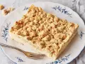 Ein Stück Streuselkuchen auf einem Teller mit Gabel. Dieses einfache Streuselkuchen Rezept gelingt immer!