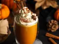 Ein cremiger, warmer Genuss: Pumpkin Spice Latte ohne Kaffee, gekrönt mit Sahne, Zimt und Sternanis. Perfekt für gemütliche Herbsttage.