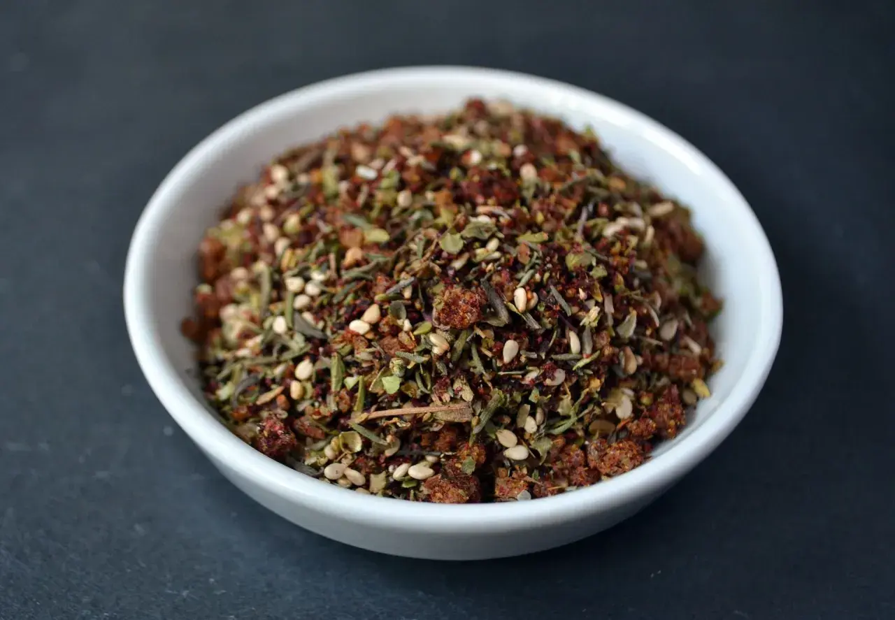 Eine Schale mit Zatar, einer aromatischen Gewürzmischung aus Kräutern, Sesam und Sumach.