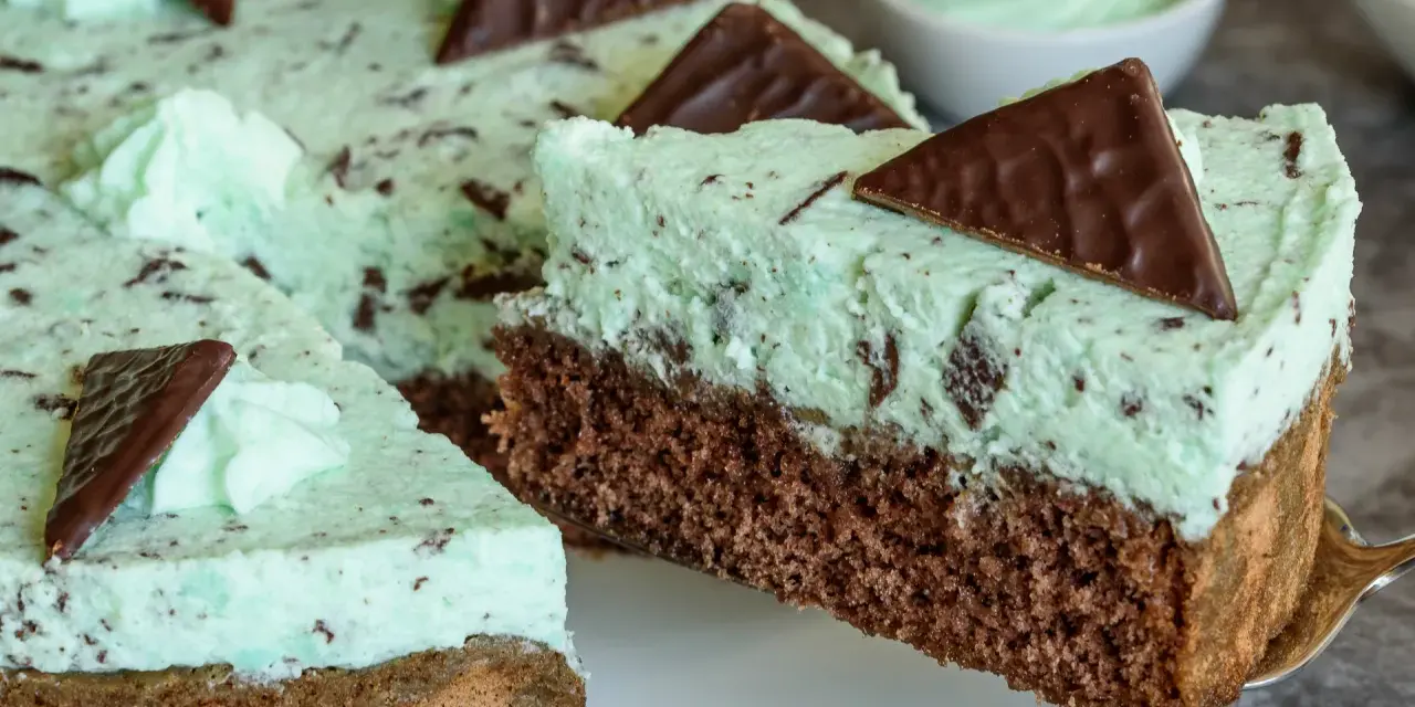Ein Stück After Eight Kuchen mit Schokoladenboden und Minzcreme, dekoriert mit Schokoladendreiecken.