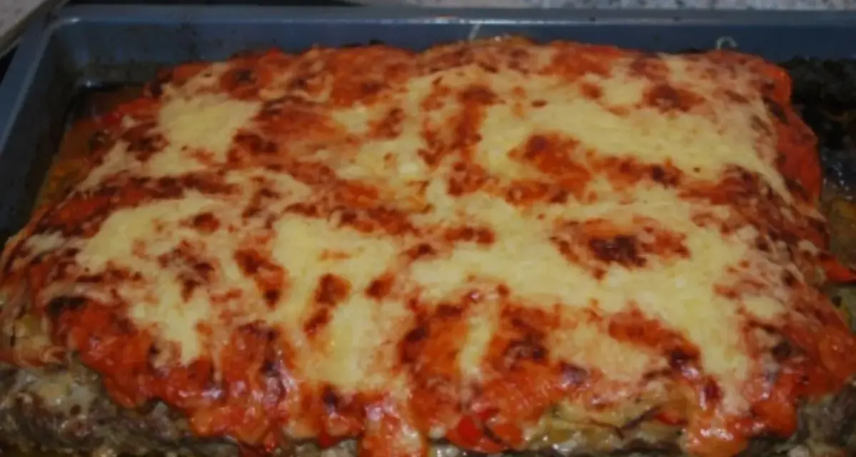 Herzhafte Hackfleischpizza vom Blech, wie von Landfrauen gemacht, mit geschmolzenem Käse und Tomatensoße.