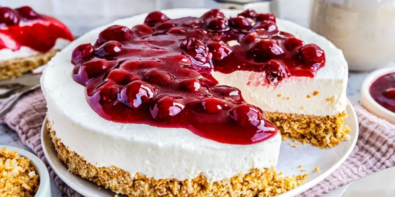 Ein köstlicher, schneller Kuchen ohne Backen mit Kirschen und cremigem Frischkäse auf Keksboden. Perfekt für heiße Tage!