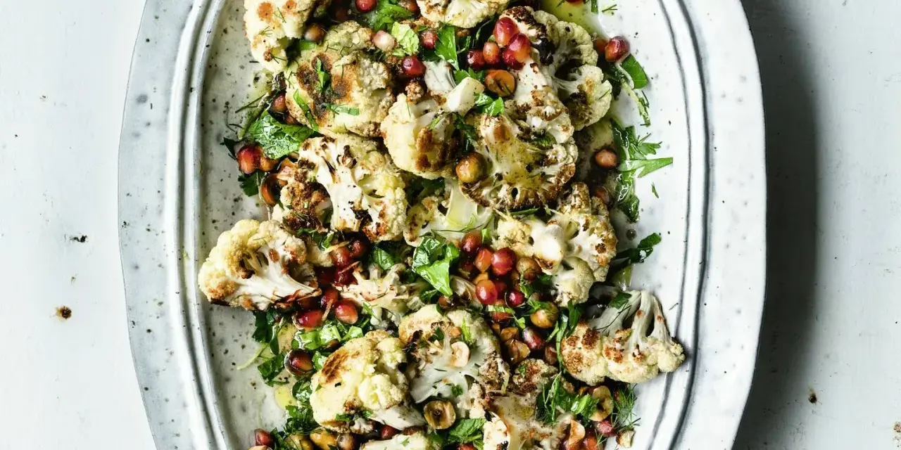 Gegarter Blumenkohlsalat mit Granatapfelkernen und Kräutern, inspiriert von leckeren gekochter blumenkohlsalat rezepte.