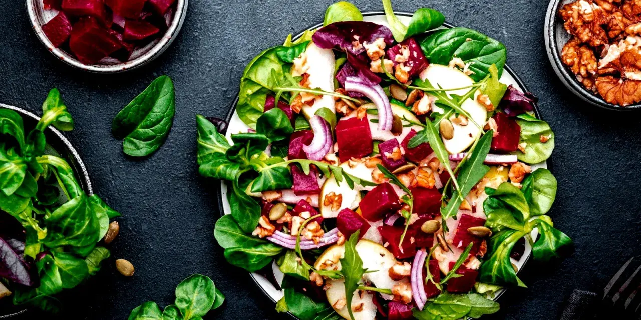 Ein bunter, traditioneller Rote Bete Salat mit Birne, Nüssen und frischem Grün.