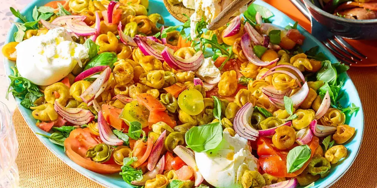 Tortellini-Salat mit Tomaten, Oliven, Zwiebeln und Burrata – die besten Salate zur Party.